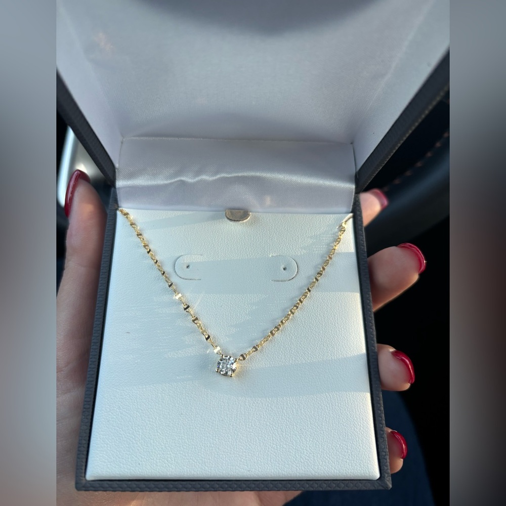 Elegant Gold Necklace with Diamond Pendant